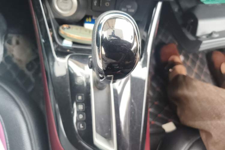 Used Nissan Lannia 2016 1.6L CVT Smart Edition Gear Lever