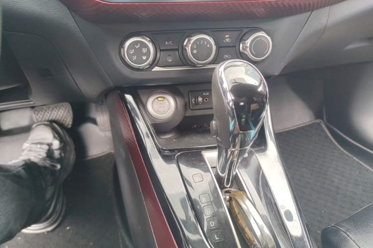 Used Nissan Lannia 2016 1.6L CVT Smart Cool Edition Gear Lever