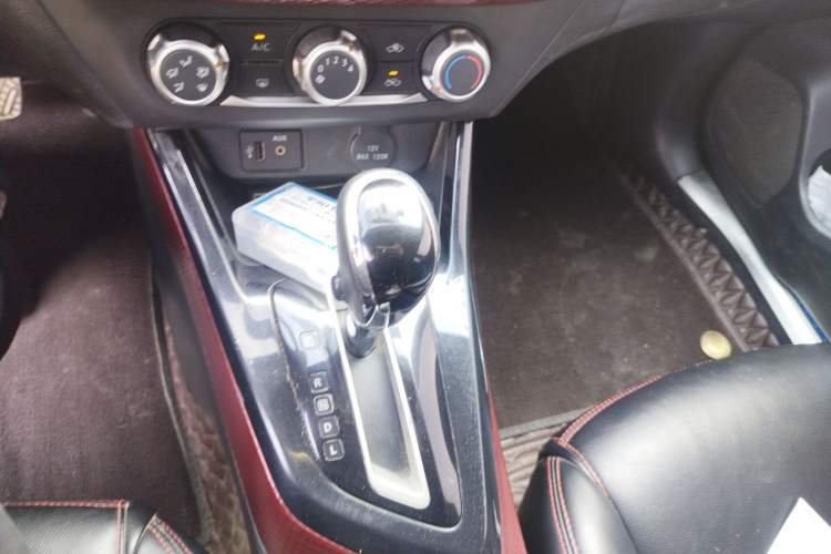 Used Nissan Lannia 2016 1.6L CVT Cool Edition Gear Lever