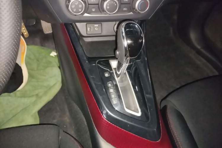 Used Nissan Lannia 2016 1.6L CVT Cool Edition Gear Lever