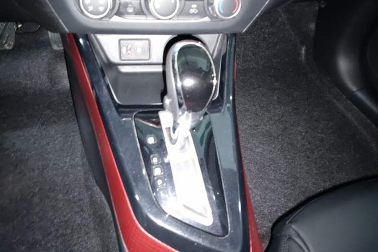 Used Nissan Lannia 2016 1.6L CVT Cool Edition Gear Lever
