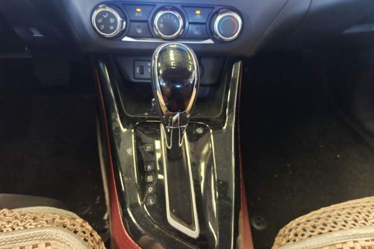 Used Nissan Lannia 2016 1.6L CVT Cool Edition Gear Lever