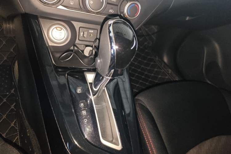 Used Nissan Lannia 2016 1.6L CVT Smart Cool Edition Gear Lever