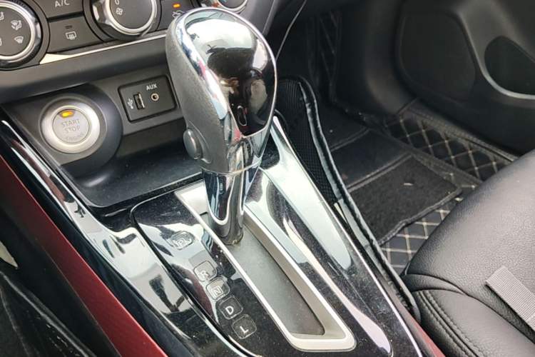 Used Nissan Lannia 2016 1.6L CVT Smart Cool Edition Gear Lever