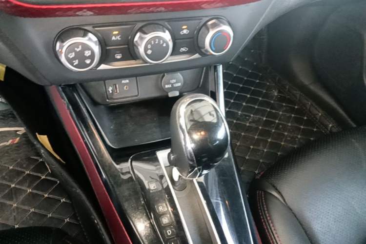 Used Nissan Lannia 2016 1.6L CVT Cool Edition Gear Lever