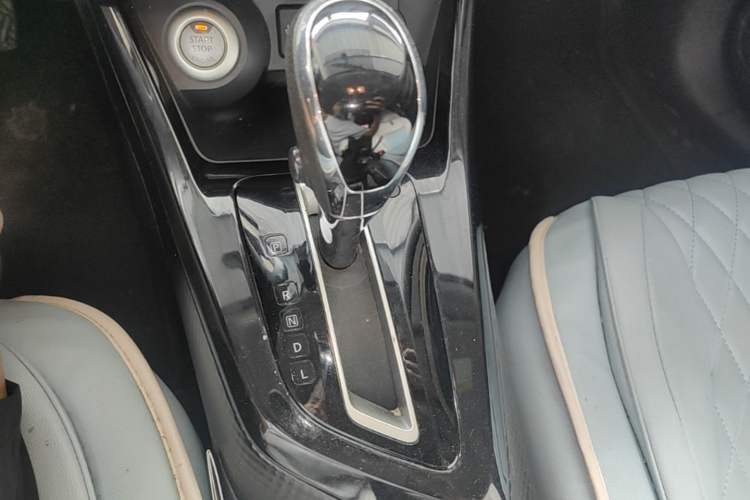 Used Nissan Lannia 2016 1.6L CVT Smart Cool Edition Gear Lever