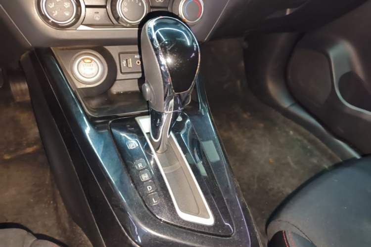 Used Nissan Lannia 2016 1.6L CVT Smart Cool Edition Gear Lever