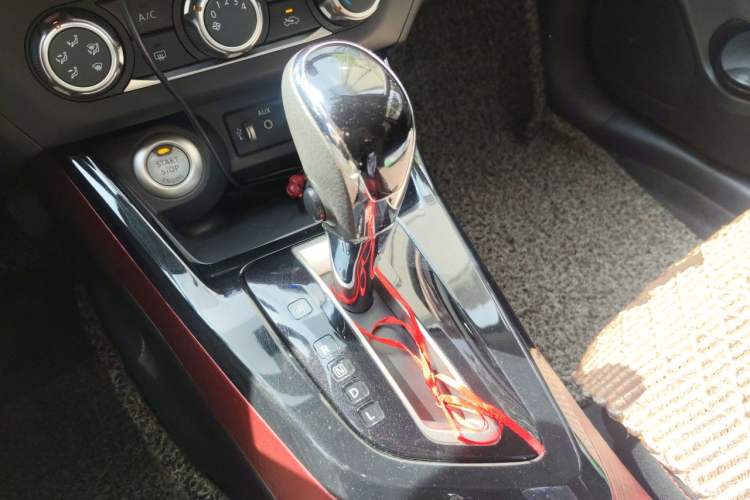 Used Nissan Lannia 2016 1.6L CVT Smart Cool Edition Gear Lever