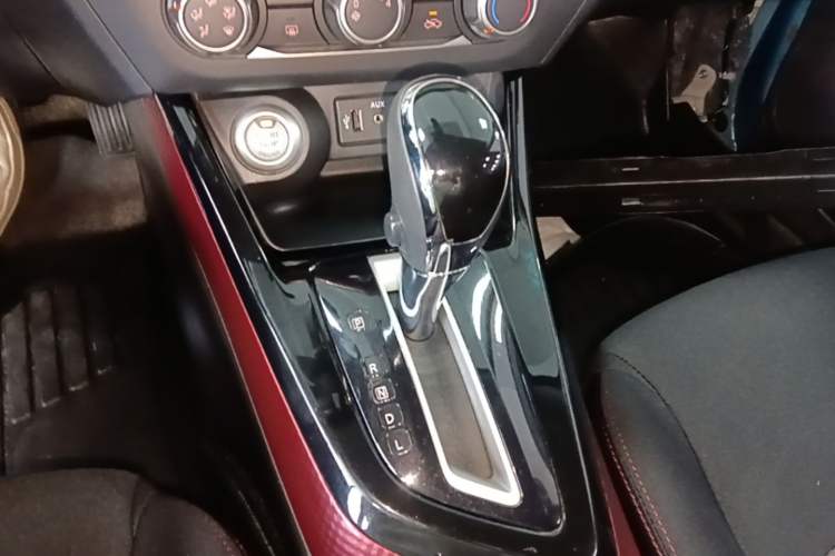 Used Nissan Lannia 2016 1.6L CVT Smart Cool Edition Gear Lever