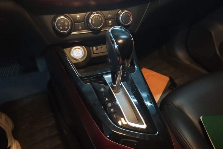 Used Nissan Lannia 2016 1.6L CVT Smart Cool Edition Gear Lever