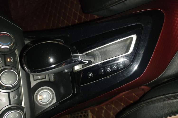 Used Nissan Lannia 2016 1.6L CVT Smart Cool Edition Gear Lever