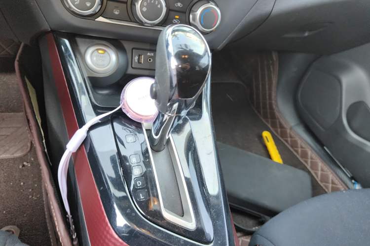 Used Nissan Lannia 2016 1.6L CVT Smart Cool Edition Gear Lever