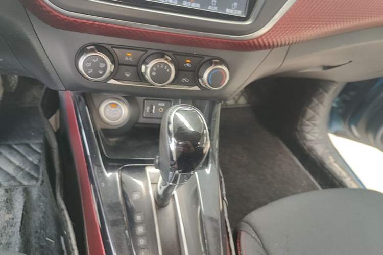 Used Nissan Lannia 2016 1.6L CVT Smart Cool Edition Gear Lever
