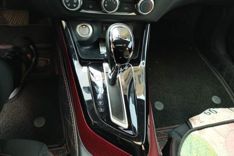 Used Nissan Lannia 2016 1.6L CVT Smart Cool Edition Gear Lever