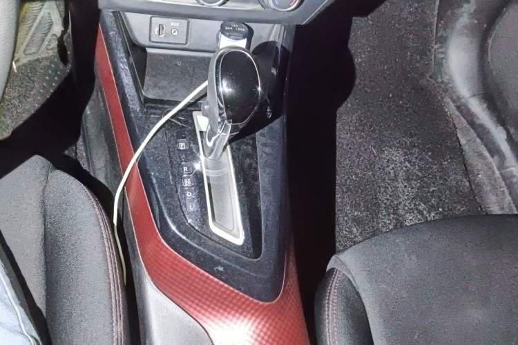 Used Nissan Lannia 2016 1.6L CVT Cool Edition Gear Lever
