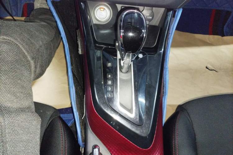 Used Nissan Lannia 2016 1.6L CVT Smart Cool Edition Gear Lever