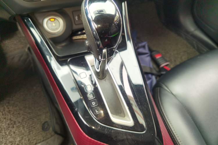 Used Nissan Lannia 2016 1.6L CVT Smart Cool Edition Gear Lever