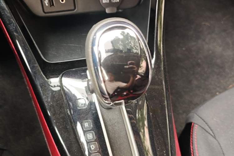 Used Nissan Lannia 2016 1.6L CVT Cool Edition Gear Lever