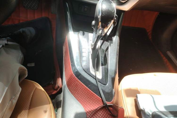 Used Nissan Lannia 2016 1.6L CVT Cool Edition Gear Lever