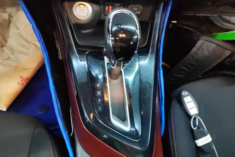 Used Nissan Lannia 2016 1.6L CVT Smart Cool Edition Gear Lever