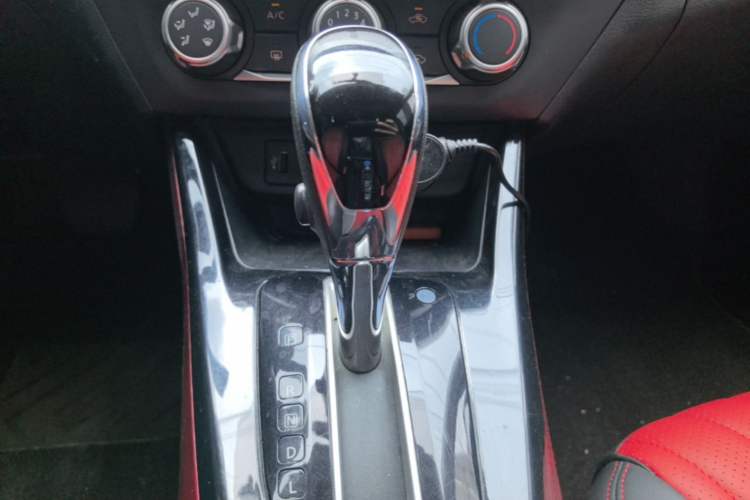 Used Nissan Lannia 2016 1.6L CVT Cool Edition Gear Lever