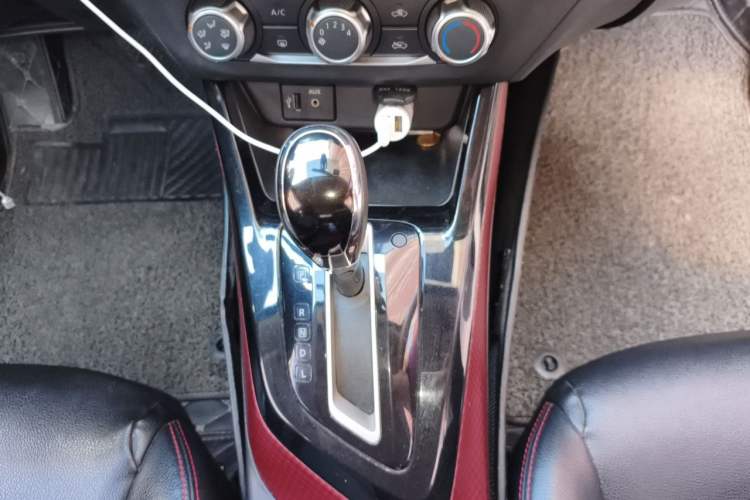 Used Nissan Lannia 2016 1.6L CVT Cool Edition Gear Lever
