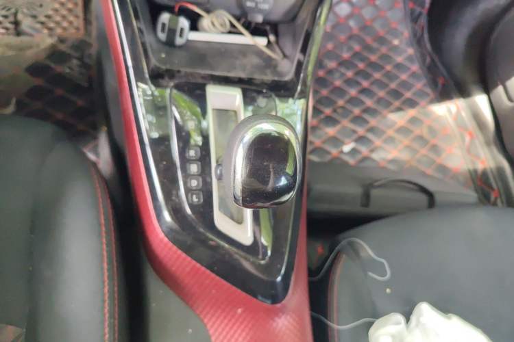 Used Nissan Lannia 2016 1.6L CVT Cool Edition Gear Lever
