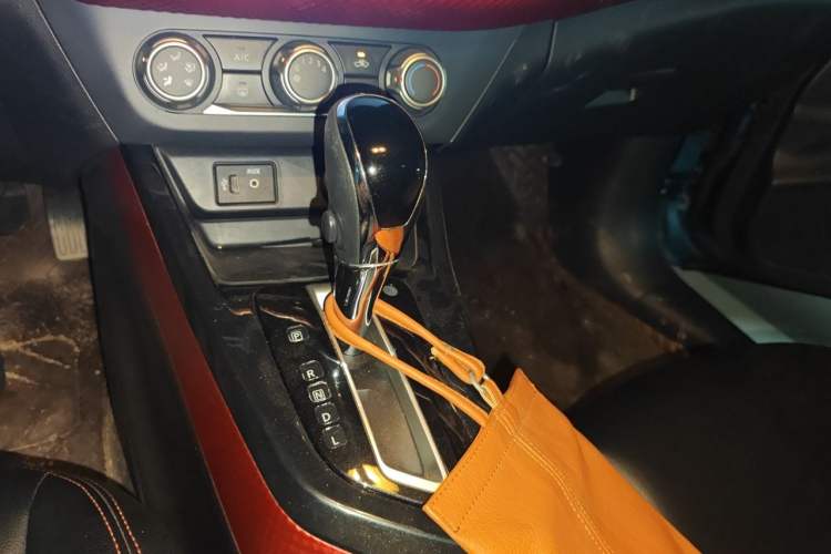 Used Nissan Lannia 2016 1.6L CVT Cool Edition Gear Lever