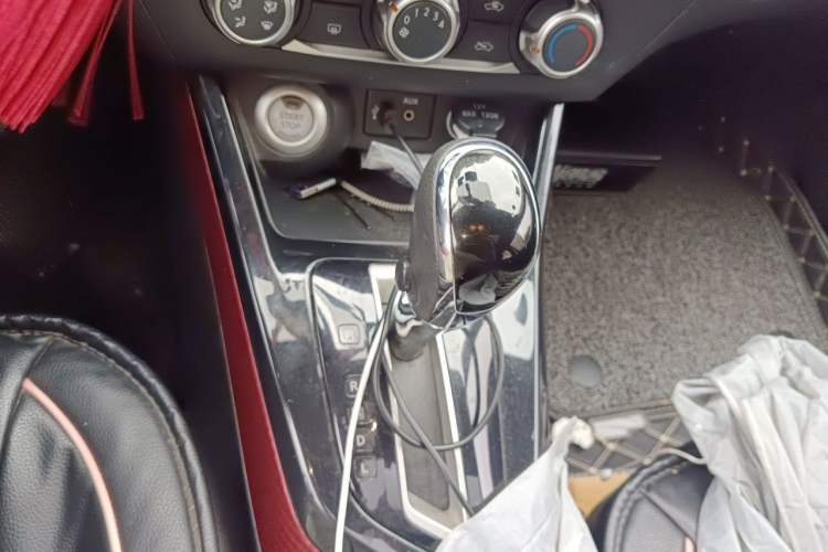 Used Nissan Lannia 2016 1.6L CVT Smart Cool Edition Gear Lever