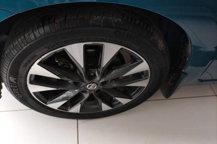 Used Nissan Lannia 2016 1.6L CVT Smart Cool Edition Left Front Wheel Hub