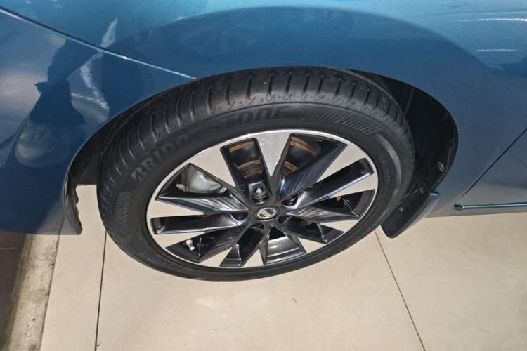 Used Nissan Lannia 2016 1.6L CVT Smart Cool Edition Left Front Wheel Hub
