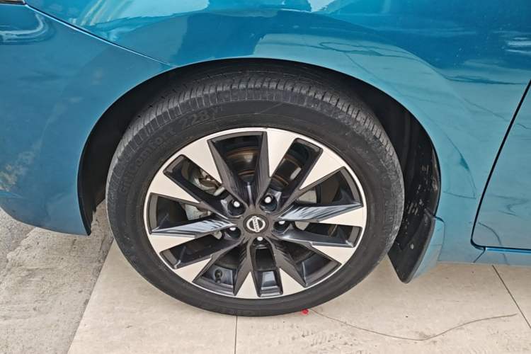 Used Nissan Lannia 2016 1.6L CVT Smart Cool Edition Left Front Wheel Hub