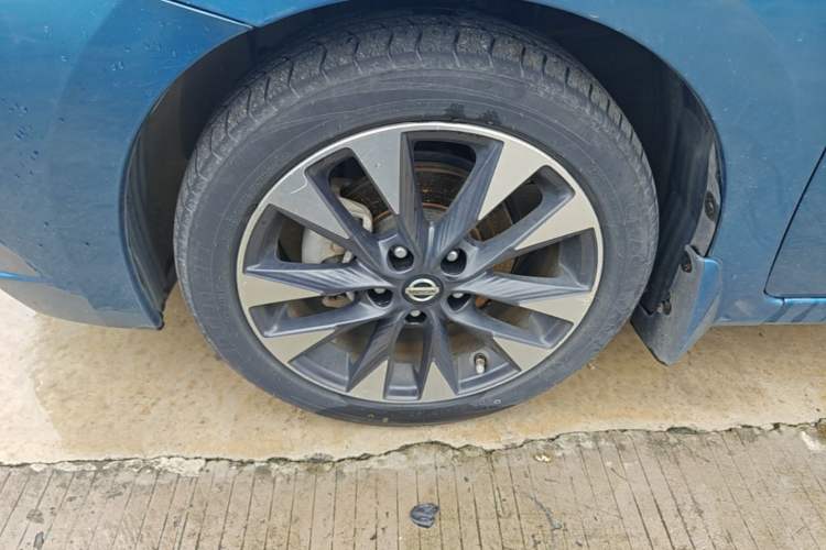 Used Nissan Lannia 2016 1.6L CVT Smart Cool Edition Left Front Wheel Hub
