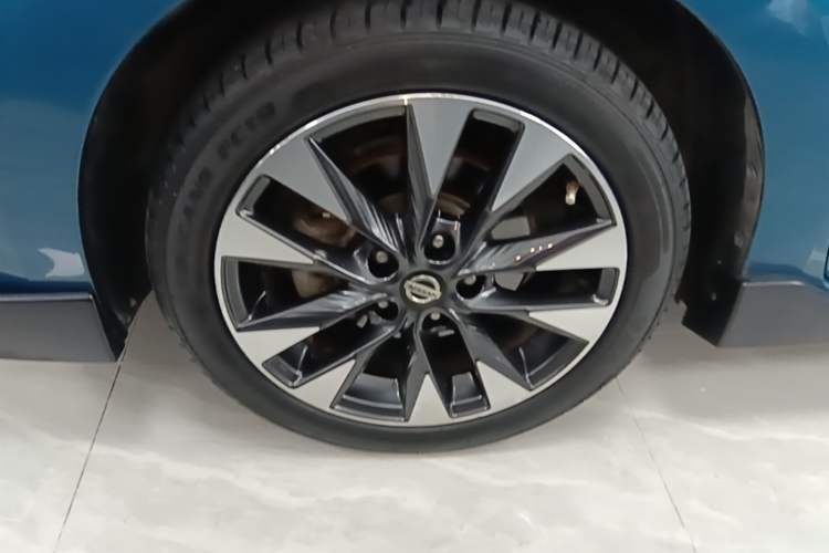 Used Nissan Lannia 2016 1.6L CVT Smart Cool Edition Left Front Wheel Hub