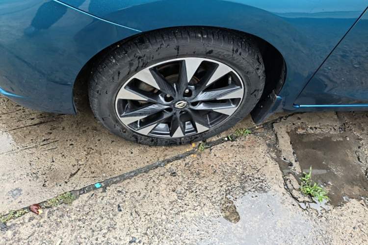 Used Nissan Lannia 2016 1.6L CVT Smart Cool Edition Left Front Wheel Hub