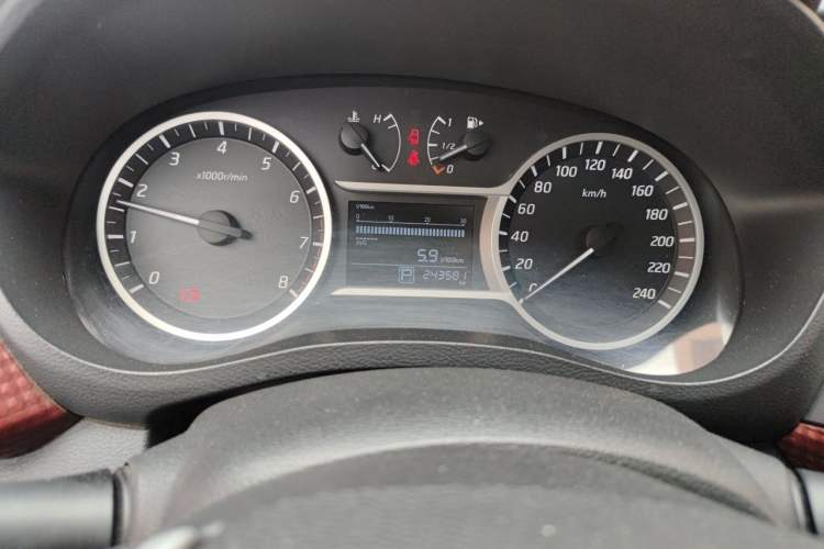 Used Nissan Lannia 2016 1.6L CVT Cool Edition Odometer Close Up