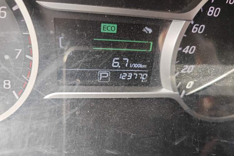 Used Nissan Lannia 2016 1.6L CVT Cool Edition Odometer Close Up