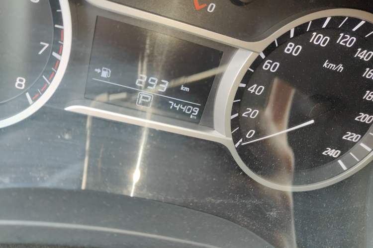 Used Nissan Lannia 2016 1.6L CVT Smart Cool Edition Odometer Close Up