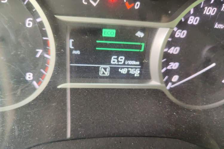 Used Nissan Lannia 2016 1.6L CVT Cool Edition Odometer Close Up