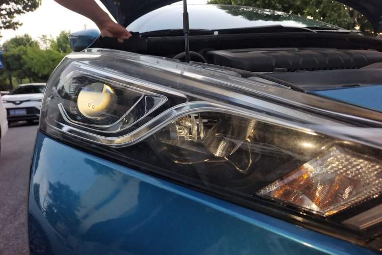 Used Nissan Lannia 2016 1.6L CVT Smart Cool Edition Right Front Headlight
