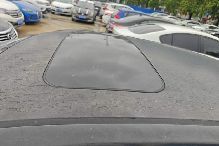 Used Nissan Lannia 2016 1.6L CVT Smart Cool Edition Roof