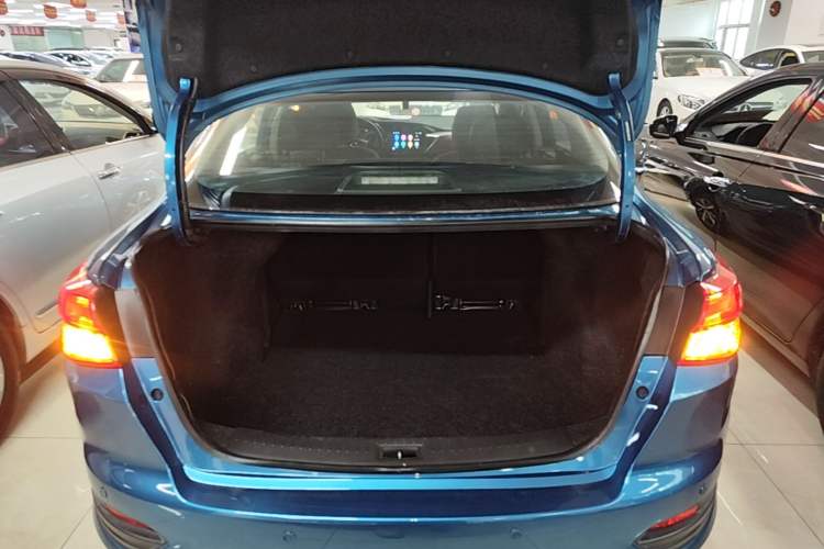 Used Nissan Lannia 2016 1.6L CVT Cool Edition Trunk