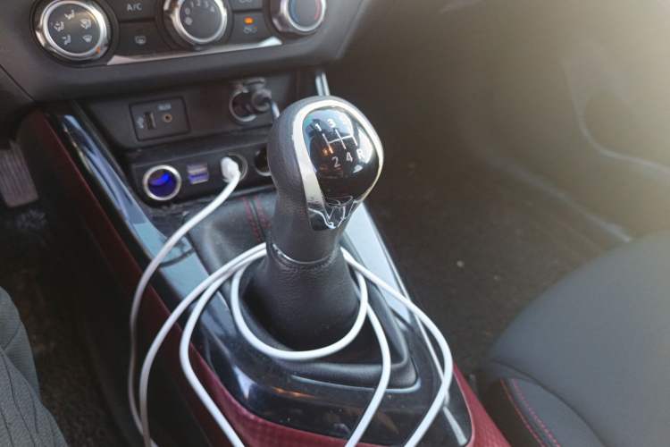 Used Nissan Lannia 2016 1.6L Manual Cool Edition Gear Lever