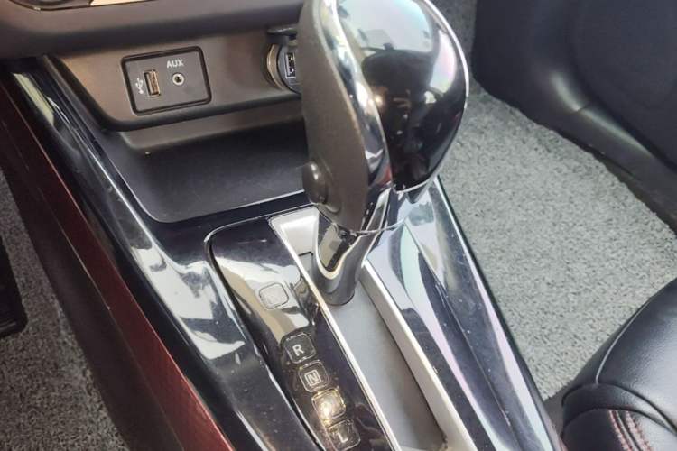 Used Nissan Lannia 2016 1.6L CVT Cool Edition Gear Lever