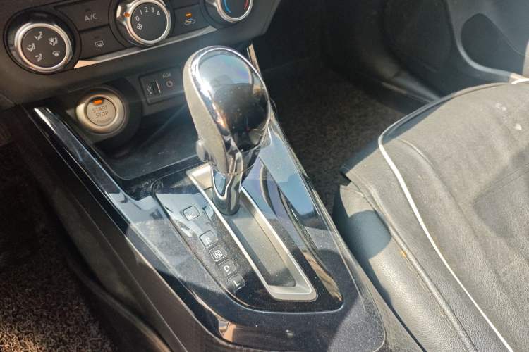 Used Nissan Lannia 2016 1.6L CVT Smart Cool Edition Gear Lever