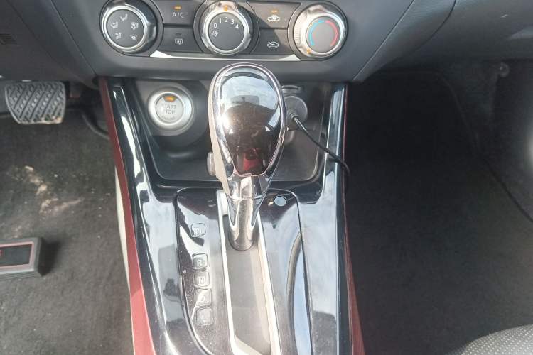 Used Nissan Lannia 2016 1.6L CVT Smart Cool Edition Gear Lever