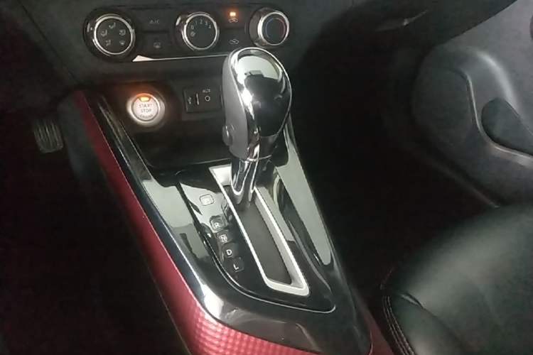Used Nissan Lannia 2016 1.6L CVT Smart Cool Edition Gear Lever