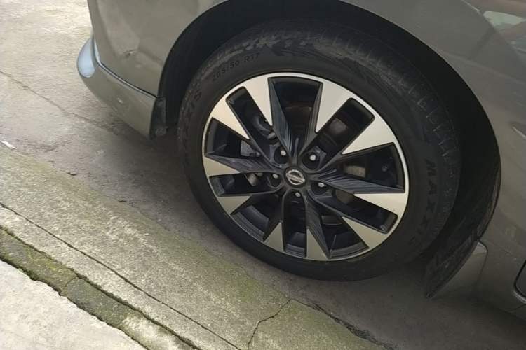 Used Nissan Lannia 2016 1.6L CVT Smart Cool Edition Left Front Wheel Hub