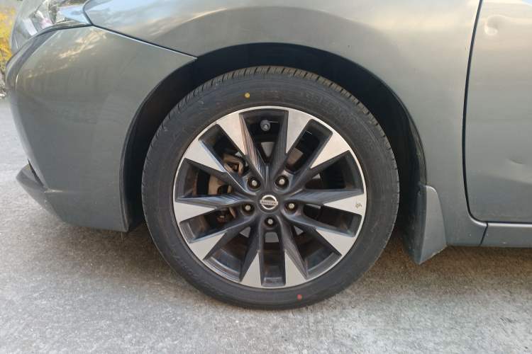 Used Nissan Lannia 2016 1.6L CVT Smart Cool Edition Left Front Wheel Hub