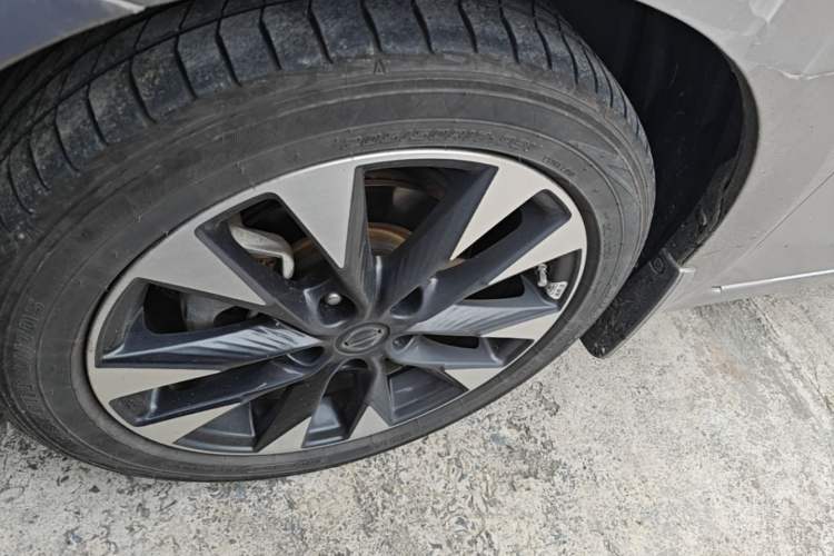 Used Nissan Lannia 2016 1.6L CVT Smart Cool Edition Left Front Wheel Hub